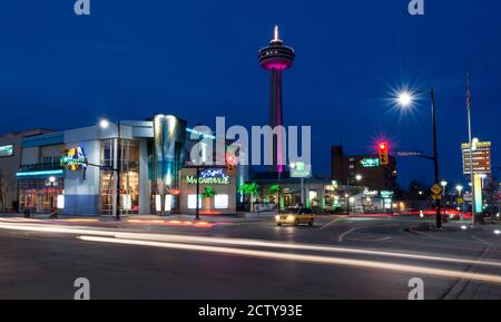 Belebte Unterhaltungsstraße von Niagara Ontario, mit Skylon Tower im Hintergrund. Stockfoto