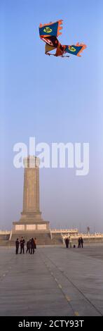 Touristen vor einem Denkmal, Peking Denkmal für die Helden des Volkes, Tiananmen-Platz, Peking, China Stockfoto