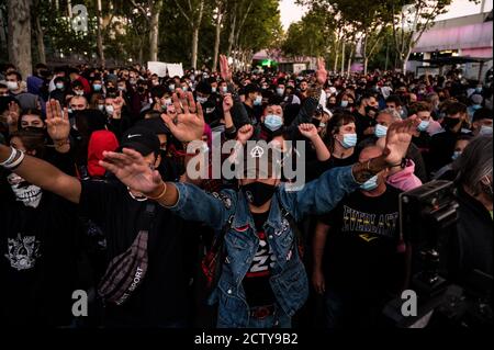 Madrid, Spanien. September 2020. Menschen, die die Hände erheben, protestieren im Viertel Vallecas gegen einige Inhaftierungen, die am Vortag bei Zusammenstößen mit der Polizei während eines Protestes gegen die neuen restriktionierenden Maßnahmen zur Verhinderung der Ausbreitung des Coronavirus, das die Mobilität in 37 am stärksten von der COVID-19 betroffenen Gebieten einschränkt, stattfanden. Die meisten von ihnen Arbeitergebiete im Süden von Madrid. Quelle: Marcos del Mazo/Alamy Live News Stockfoto