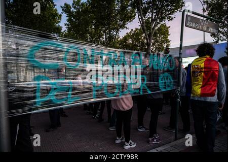 Madrid, Spanien. September 2020. Ein Transparent, auf dem gegen Machtmissbrauch im Viertel Vallecas während einer Demonstration gegen einige Inhaftierungen gelesen wird, die am Vortag bei Zusammenstößen mit der Polizei während eines Protests gegen die neuen Beschränkungsmaßnahmen zur Verhinderung der Ausbreitung des Coronavirus stattfanden, das die Mobilität in 37 am stärksten von der betroffenen Gebieten einschränkt COVID-19, die meisten von ihnen Arbeitergebiete im Süden von Madrid. Quelle: Marcos del Mazo/Alamy Live News Stockfoto