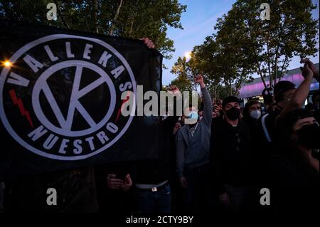 Madrid, Spanien. September 2020. Menschen, die die Hände erheben, protestieren im Viertel Vallecas gegen einige Inhaftierungen, die am Vortag bei Zusammenstößen mit der Polizei während eines Protestes gegen die neuen restriktionierenden Maßnahmen zur Verhinderung der Ausbreitung des Coronavirus, das die Mobilität in 37 am stärksten von der COVID-19 betroffenen Gebieten einschränkt, stattfanden. Die meisten von ihnen Arbeitergebiete im Süden von Madrid. Quelle: Marcos del Mazo/Alamy Live News Stockfoto