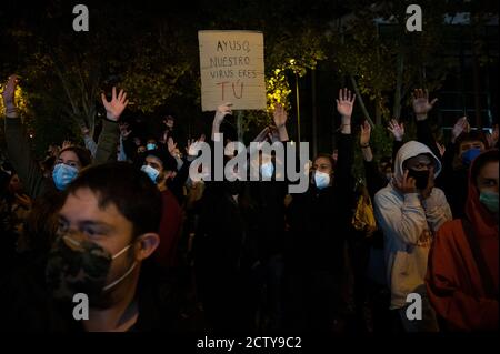 Madrid, Spanien. September 2020. Menschen, die die Hände erheben, protestieren im Viertel Vallecas gegen einige Inhaftierungen, die am Vortag bei Zusammenstößen mit der Polizei während eines Protestes gegen die neuen restriktionierenden Maßnahmen zur Verhinderung der Ausbreitung des Coronavirus, das die Mobilität in 37 am stärksten von der COVID-19 betroffenen Gebieten einschränkt, stattfanden. Die meisten von ihnen Arbeitergebiete im Süden von Madrid. Quelle: Marcos del Mazo/Alamy Live News Stockfoto