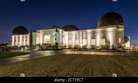 Das Griffith Observatory ist eine Einrichtung in Los Angeles, Kalifornien, die auf dem Südhang des Mount Hollywood im Los Angeles Griffith Park liegt. Stockfoto