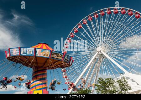 Flugstuhl und Riesenrad Fahrt auf einem Vergnügungszentrum. Stockfoto
