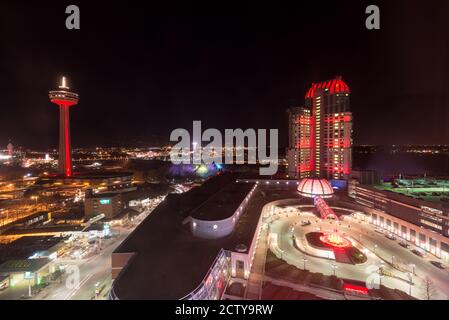 Nachtansicht von Fallsview Casino und Skylon Tower, Ontario Kanada Stockfoto