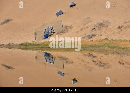 Sonnenkollektoren reflektieren auf See Badain Ost-Badain Jaran Wüste-Innere Mongolei-China-1041 Stockfoto