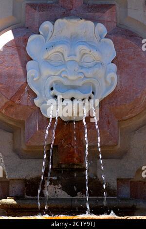 Nahaufnahme eines Wasserbrunnens, wo Wasser als fünf Ströme durch die Löcher kommt, die sich an der Öffnung einer Steinstatue befinden. Kopf nur Statue ist pl Stockfoto