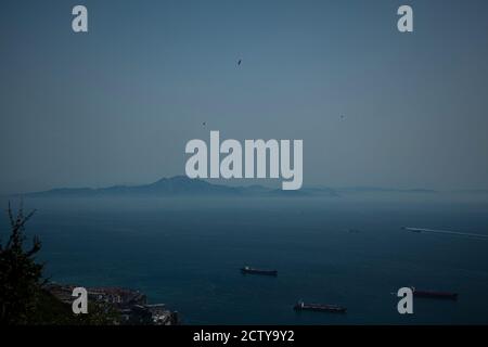 Luftaufnahme der Straße von Gibraltar auf dem Felsen von Gibraltar. Das Bild zeigt einen verschwommenen Horizont mit Silhouetten der Rif-Berge Nordafrikas Stockfoto