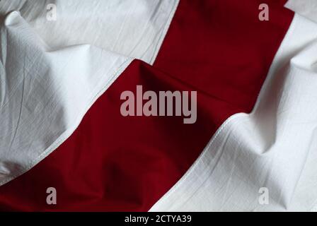 Rote rote und weiße Flagge des freien Weißrussland, Symbol der Proteste, die weißrussische Flagge Nahaufnahme, Stockfoto