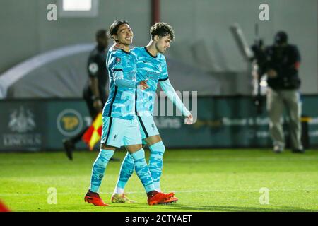 Liverpool-Stürmer Takumi Minamino (18) feiert nach dem fünften Tor seiner Mannschaft während der englischen Liga Cup, EFL Carabao Cup, Fußballspiel b Stockfoto