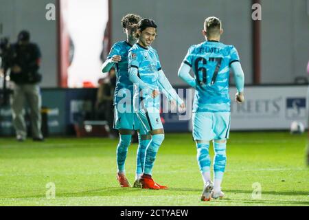 Liverpool-Stürmer Takumi Minamino (18) feiert nach dem fünften Tor seiner Mannschaft während der englischen Liga Cup, EFL Carabao Cup, Fußballspiel b Stockfoto