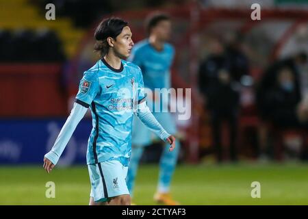 Liverpool Stürmer Takumi Minamino (18) während der English League Cup, EFL Carabao Cup, Fußballspiel zwischen Lincoln City und Liverpool am September Stockfoto