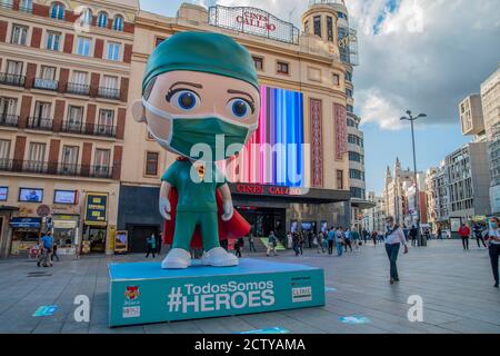 Madrid, Spanien. September 2020. Die Skulptur einer 6 Meter hohen 'Supersanitaria' wird 10 Tage lang den Vorsitz über der Plaza de Callao in Madrid führen, um alle „Helden“ in ihrem Kampf gegen das Coronavirus zu ehren und sie daran zu erinnern, wie wichtig es ist, die Maßnahmen gegen den Covid-19 weiterhin einzuhalten. Diese ‘Supersanitaria' wird sich durch verschiedene Städte in Spanien drehen mit dem Ziel, „allen Helden, die in dieser Gesundheitskrise gekämpft haben, eine freundliche Anerkennung zu zollen. (Foto von Alberto Sibaja/Pacific Press) Quelle: Pacific Press Media Production Corp./Alamy Live News Stockfoto