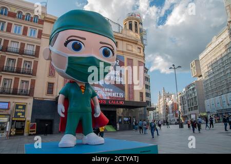 Madrid, Spanien. September 2020. Die Skulptur einer 6 Meter hohen 'Supersanitaria' wird 10 Tage lang den Vorsitz über der Plaza de Callao in Madrid führen, um alle „Helden“ in ihrem Kampf gegen das Coronavirus zu ehren und sie daran zu erinnern, wie wichtig es ist, die Maßnahmen gegen den Covid-19 weiterhin einzuhalten. Diese ‘Supersanitaria' wird sich durch verschiedene Städte in Spanien drehen mit dem Ziel, „allen Helden, die in dieser Gesundheitskrise gekämpft haben, eine freundliche Anerkennung zu zollen. (Foto von Alberto Sibaja/Pacific Press) Quelle: Pacific Press Media Production Corp./Alamy Live News Stockfoto