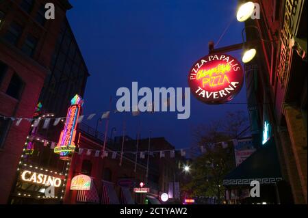 Neonschilder in griechisch-amerikanischer Nachbarschaft in Detroit, Michigan, USA Stockfoto