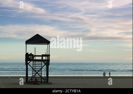 Rettungsschwimmerhütte am Strand, Agadir Beach, Agadir Province, Agadir, Atlantikküste, Marokko Stockfoto