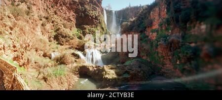 Wasser fällt aus Felsen, Ouzoud Wasserfälle, Grand Atlas, Tanaghmeilt, Azilal, Marrakesch, Marokko Stockfoto