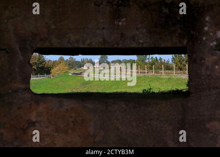 Blick von einem Bunker aus auf die Gräben des Dodengangs (Todesgraben) in Diksmuide, Belgien, wo im Oktober 1914 die Schlacht am Yser stattfand Stockfoto