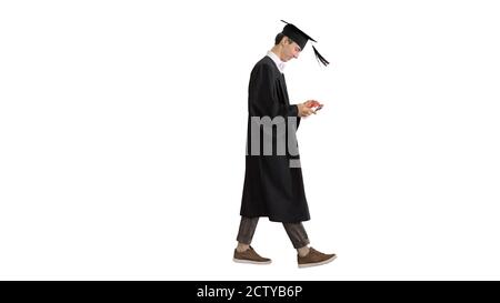 Graduiertenschüler gehen und lächeln auf weißem Hintergrund. Stockfoto