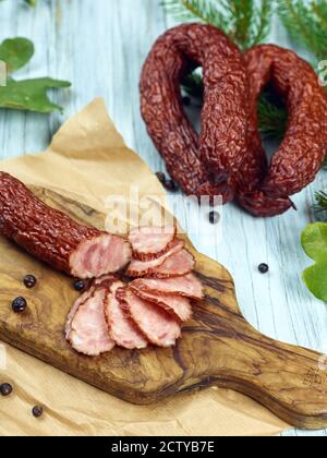 Halbgetrocknete Wurst - aus magerem Schweinefleisch mit dem Zusatz von natürlichen Gewürzen. Rohe, getrocknete Wurst ist eine heimelige und aromatische Wurst mit einem Hauch von Würze, Stockfoto