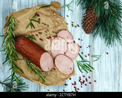 Krakowska-Wurst - eine traditionelle, geräucherte, dicke Schweinewurst mit geraden Abschnitten, erhältlich in Form von regelmäßigen (verderblichen) Stockfoto