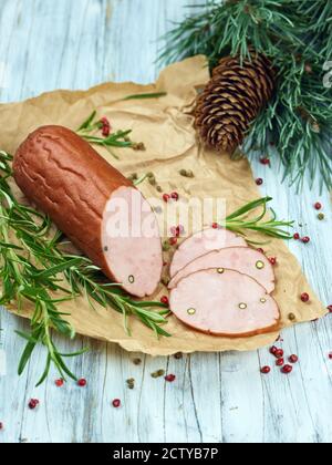 Krakowska-Wurst - eine traditionelle, geräucherte, dicke Schweinewurst mit geraden Abschnitten, erhältlich in Form von regelmäßigen (verderblichen) Stockfoto