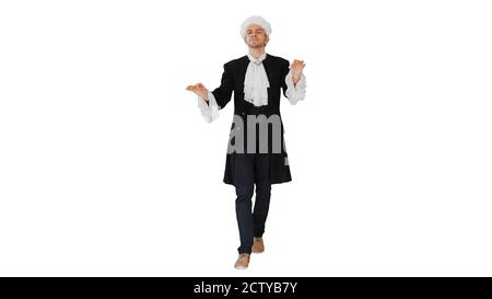 Mann gekleidet wie Mozart dirigieren, während er auf weißem Hintergrund läuft Stockfoto