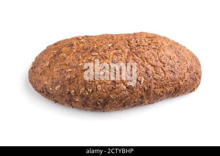 Frisches hausgemachtes Brot mit Kleie und verschiedenen Samen isoliert auf weißem Hintergrund. Seitenansicht, Nahaufnahme. Stockfoto