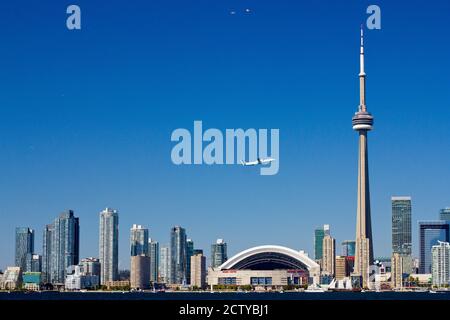 Flugzeug über den Skylines der Stadt, CN Tower, Toronto, Ontario, Kanada Stockfoto