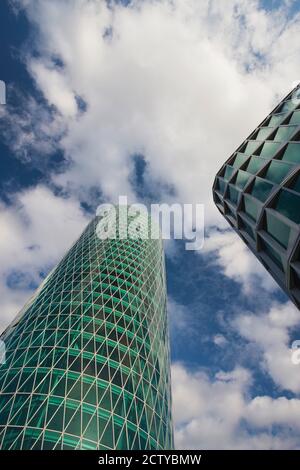 Niederwinkelansicht eines Turms, Westhafen Tower, Frankfurt, Hessen, Deutschland Stockfoto