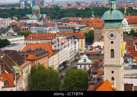 Hochwinkelansicht von Gebäuden mit einer Kirche in einer Stadt, Heiliggeistkirche, München, Bayern, Deutschland Stockfoto