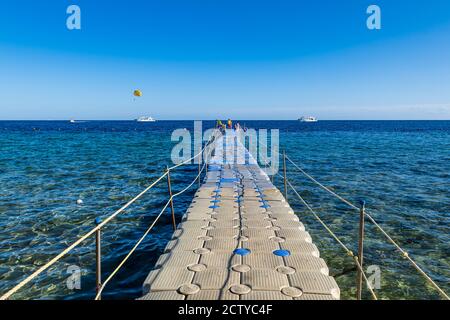 Süd-Sinai (Sharm El-Sheikh), Ägypten: Blick auf eine schwimmende Anlegestelle über dem Korallenriff im Roten Meer. Stockfoto