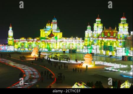 Touristen beim Harbin International Ice and Snow Sculpture Festival, Harbin, Provinz Heilungkiang, China Stockfoto