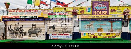 Old Store Front entlang Riegelmann Boardwalk, Long Island, Coney Island, New York City, New York State, USA Stockfoto