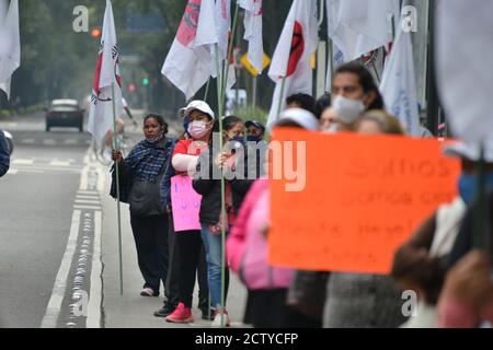 Mexiko-Stadt, Mexiko. September 2020. Traders Union nehmen an einer Demonstration Teil, um die Wiederaufnahme ihrer Outdoor-Geschäfte zu fordern, wegen der Coronavirus-Pandemie, die Straßenverkäufe wurden ausgesetzt und sie müssen arbeiten, weil ihre Wirtschaft durch die Sperrung in Mexiko-Stadt beeinträchtigt wurde. (Foto von Eyepix Group/Pacific Press) Quelle: Pacific Press Media Production Corp./Alamy Live News Stockfoto