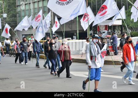 Mexiko-Stadt, Mexiko. September 2020. Traders Union nehmen an einer Demonstration Teil, um die Wiederaufnahme ihrer Outdoor-Geschäfte zu fordern, wegen der Coronavirus-Pandemie, die Straßenverkäufe wurden ausgesetzt und sie müssen arbeiten, weil ihre Wirtschaft durch die Sperrung in Mexiko-Stadt beeinträchtigt wurde. (Foto von Eyepix Group/Pacific Press) Quelle: Pacific Press Media Production Corp./Alamy Live News Stockfoto