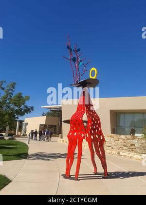 Albuquerque USA - September 17 2015; Unbenanntes verschweißtes abstraktes konzeptuelles Eisenstück der öffentlichen Kunst im städtischen Skulpturengarten Stockfoto