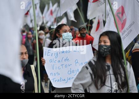 Mexiko-Stadt, Mexiko. September 2020. Traders Union nehmen an einer Demonstration Teil, um die Wiederaufnahme ihrer Outdoor-Geschäfte zu fordern, wegen der Coronavirus-Pandemie, die Straßenverkäufe wurden ausgesetzt und sie müssen arbeiten, weil ihre Wirtschaft durch die Sperrung in Mexiko-Stadt beeinträchtigt wurde. (Foto von Eyepix Group/Pacific Press) Quelle: Pacific Press Media Production Corp./Alamy Live News Stockfoto