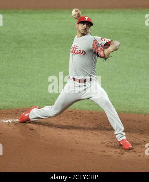 St. Petersburg, Usa. September 2020. Philadelphia Phillies Starter Vince Velasquez pitcht gegen die Tampa Bay Rays im ersten Inning auf Tropicana Feld in St. Petersburg, Florida am Freitag, 25. September 2020. Foto von Steven J. Nesius/UPI Kredit: UPI/Alamy Live Nachrichten Stockfoto