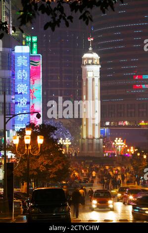 Befreiungsdenkmal beleuchtet in der Nacht, Jiefangbei Platz, Chongqing, Yangtze Fluss, Chongqing Provinz, China Stockfoto