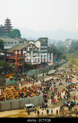 Besucher im Seafood Restaurant Bereich, Ciqikou, Chongqing, China Stockfoto