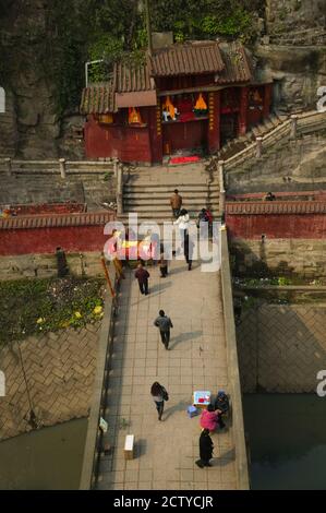 Blick von Besuchern in einem kleinen Tempel, Ciqikou, Chongqing, China Stockfoto