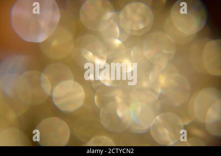 Glänzend abstrakter Hintergrund mit festlichen defokussierten Lichtern, goldenes Bokeh. Weihnachts- oder Neujahrsfest-Konzept. Stockfoto