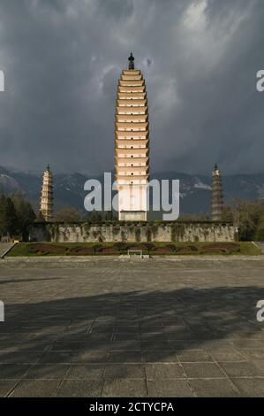 Drei Pagoden mit Bergen im Hintergrund bei Sonnenaufgang, Altstadt, Dali, Provinz Yunnan, China Stockfoto