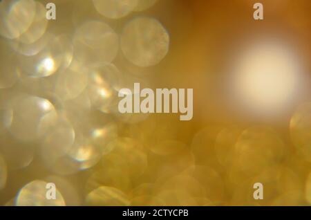 Glänzend abstrakter Hintergrund mit festlichen defokussierten Lichtern, goldenes Bokeh. Weihnachts- oder Neujahrsfest-Konzept. Stockfoto