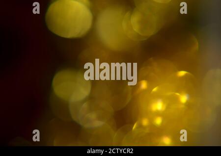 Glänzend abstrakter Hintergrund mit festlichen defokussierten Lichtern, leuchtend gelb Bokeh. Weihnachts- oder Neujahrsfest-Konzept. Stockfoto