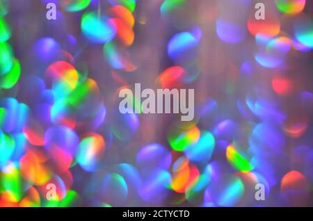 Glänzend abstrakter Hintergrund mit festlichen defokussierten Lichtern, buntes Bokeh. Weihnachts- oder Neujahrsfest-Konzept. Stockfoto