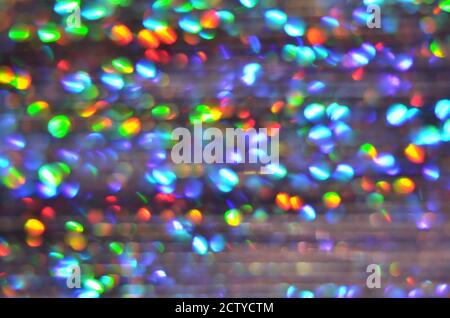 Glänzend abstrakter Hintergrund mit festlichen defokussierten Lichtern, buntes Bokeh. Weihnachts- oder Neujahrsfest-Konzept. Stockfoto