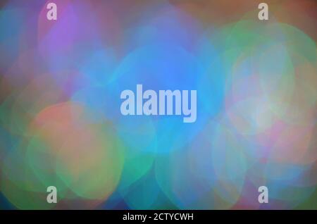 Glänzend abstrakter Hintergrund mit festlichen defokussierten Lichtern, buntes Bokeh. Weihnachts- oder Neujahrsfest-Konzept. Stockfoto