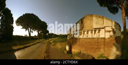 Gräber und Dachkiefern entlang der Via Appia Antica, Rom, Latium, Italien Stockfoto